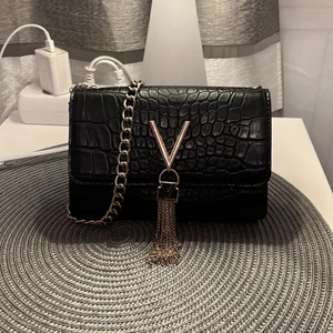 Valentino crossbody - Säljer denna valentino crossbody väskan köpt för nåra år sen, väskan e använd endast nåra gånger så i bra i skick, köparen står för frakten. !!tryck int på köp direkt!!