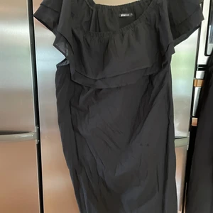 Klänning storlek 40 - Den lilla svarta. Klänning som passar till både vardag och fest. Storlek 40  Klänning Gina tricot . Sparsamt använd/nyskick   Köparen står för frakt 