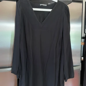 Klänning  - Klänning från Åhléns som passar till alla tillfällen . Storlek S .nyskick     Köparen står för frakt 