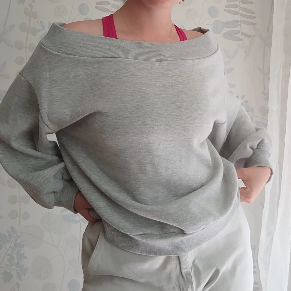 Mysig grå offshoulder från HM. Varm under vintern tack vare materialet (bild 3). Den är i storlek XL, men den ser oversized ut då jag har M. Säljer för att den inte kommer till användning😊 Köpare står för frakten. . Tröjor & Koftor.