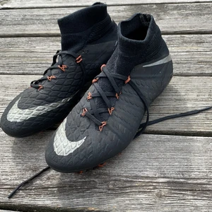 Nike fotbollsskor - Säljer Nike hypervenom forbollsskor. Storlek 38 och 7/10 skick 