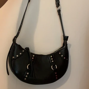 Handväska - Säljer denna oanvända väska från stradivarius ☺️