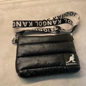 Svart kangol väska - En äkta kangolväska i fint skick. Typ helt oanvänd.