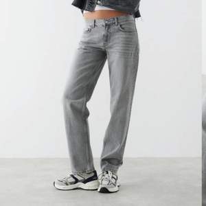 🚨INTE SÅLD, MAN KAN FORTSÄTTA BUDA I KMT!!!🚨Säljer dessa sjukt snygga low waist jeans från Gina.Midjemåttet är ca 75cm och innerbenslänhden är ca 76cm😊 jag är 158 cm för referens! 