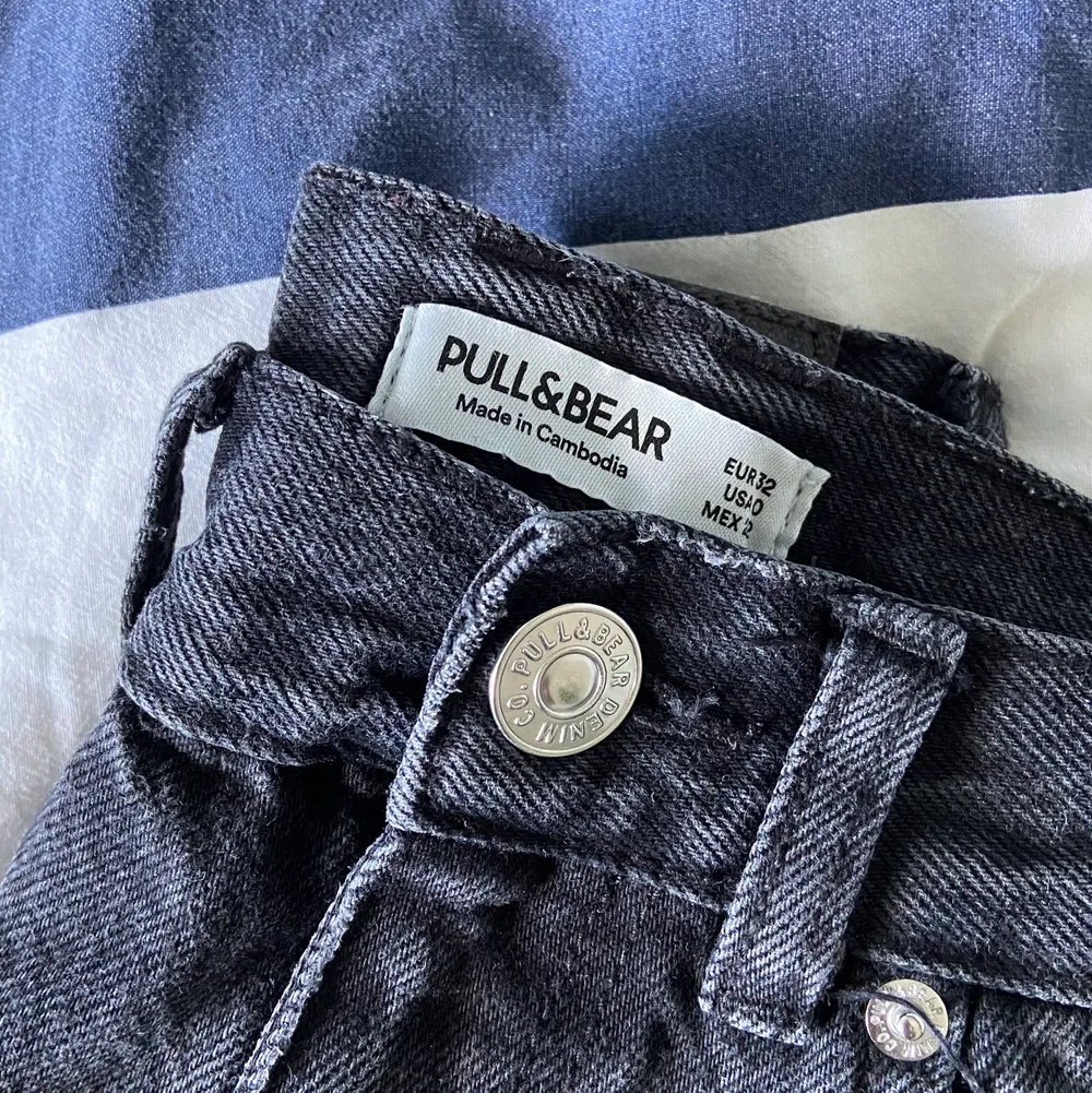 Köptes i Stockholm på Pull & Bear, använt några gånger men dem är nu försmå för mig. Obs! Dssa sitter små i midjan! Dem är i nyskick, kvaliten är super. Då dem inte har använts mycket! Storlek 32. Färgen är i en urtvättad grå/svart! 💞. Jeans & Byxor.