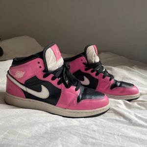 Jordan 1 - Säljer nu mina Jordan 1 pga de inte kommer till användning längre, köpta för ca ett år sedan men de är ganska sparsamt använda! Storlek 40 men passar perfekt på mig som har storlek 38/39😊