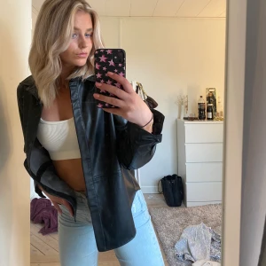 skinn jacka - så najs tunnare skinnjacka som är perfekt nu när de börjar bli kallare! endast använd en gång så i nyskick