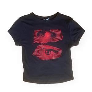 Cool svart t-shirt med rött tryck, från HM 🍷 Toppenskick, knappt använd!