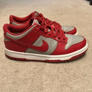 Nike Dunk  - Nike Dunk Low Grey Varsity Red UNLV (GS) Cond 8/10 har bra skick! Har inte Box och kvitton kvar!!   (Priset kan diskuteras vid snabbdeal)