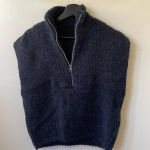 Stickad väst - Så gosig stickad bäst som tyvärr inte riktigt var min stil. Hoppas den kommer tillanvänding för någon annan!🦋