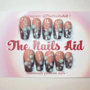 chrome frenchmanicure naglar med blå bubbles - press-on naglar i chrome fransk manikyr med blå bubbles (naglar man limmar på) skitcoola 🤍   • Kolla in @TheNailsAid på instagram för fler designs och detaljer ! följ gärna 💗🌸 