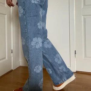 Coola jeans - Skit coola jeans verkligen som dessvärre inte kommer till andväning🥺 prislappen är kvar och jag på bilden är 174cm lång💕