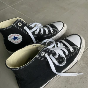 Svarta converse  - Svarta converse, sparsamt använda. 