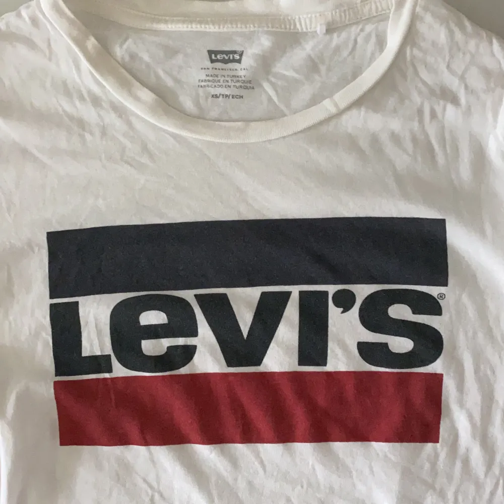 Levis t-shirt i storlek xs i mycket bra skick. Frakt tillkommer med 51kr💕. T-shirts.