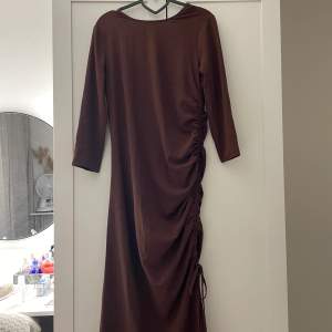 En jättefin längre Zara klänning med slits på vänster sida i storlek S! Aldrig använd och därav finns inga slitningar. Säljer för att jag inte använder klänningen. ❤️