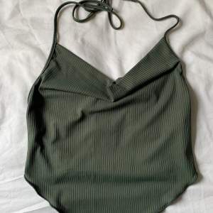Säljer detta charmiga linne/halternecktopp, använd någon enstaka gång men dessvärre inte min stil. 🌸  Köpare står för frakt. 