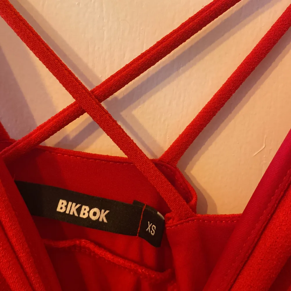 Röd klänning, korsad rygg, aldrig använd  Från bikbok strl XS passar även S. Klänningar.