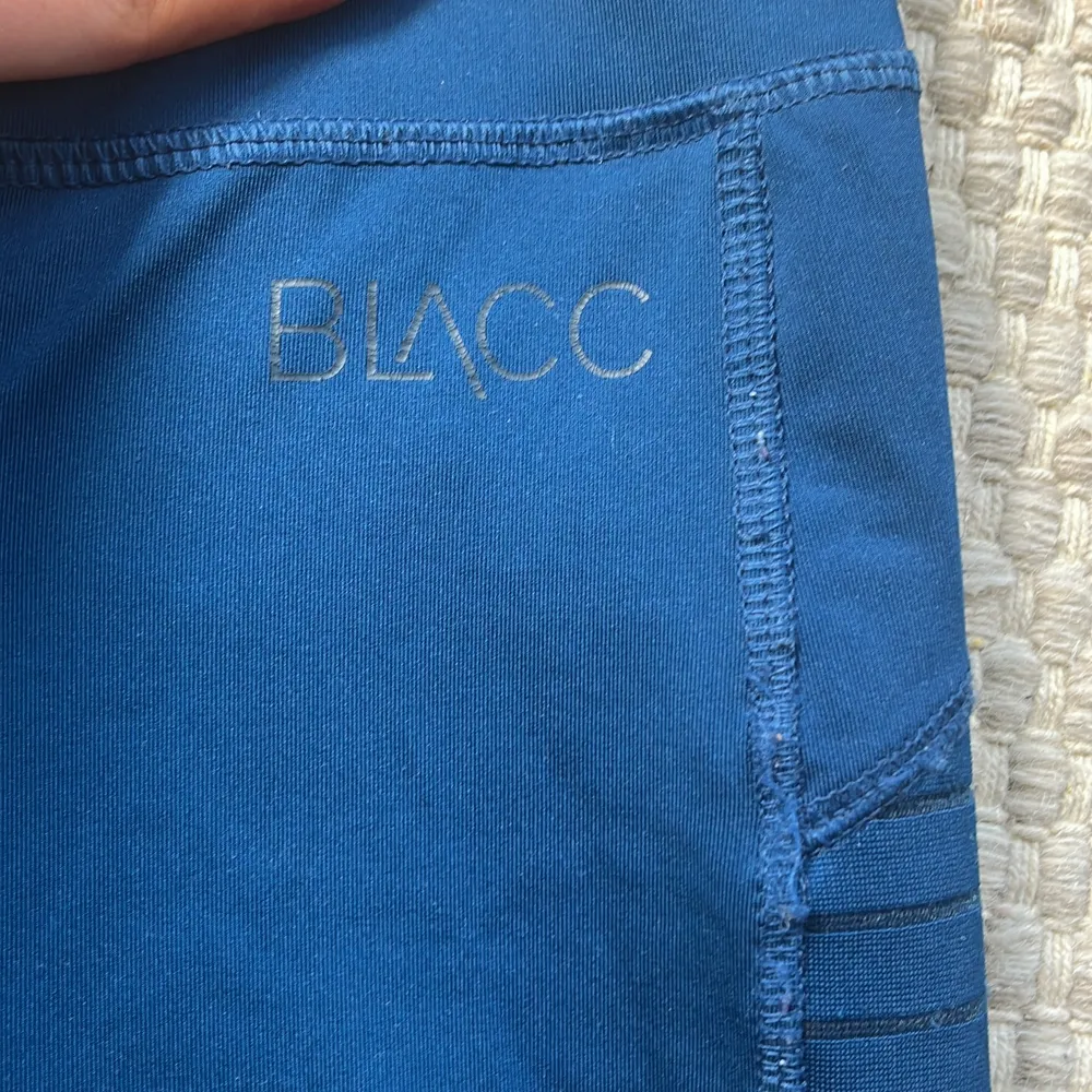 Ett par superfina träningsbyxor från Blacc. Snygg mörkblå färg och en dunder kvalitet. Nästan aldrig använda, köpta för kanske 1 år sedan. Köparen står för frakten om inte mötas upp i Jkpg💘💘. Jeans & Byxor.