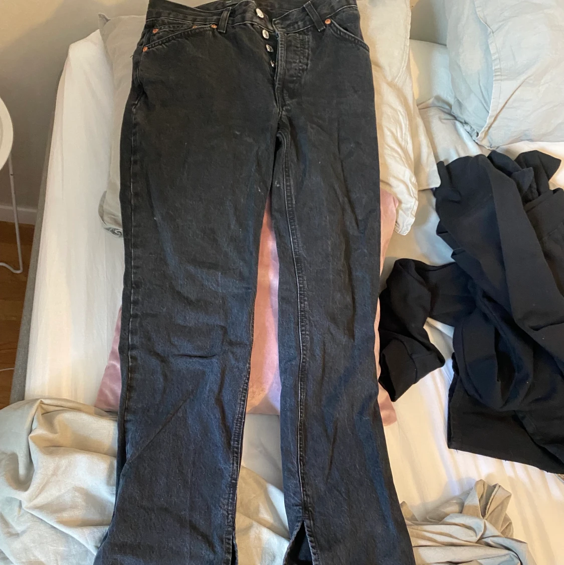 Urtvättade svarta jeans med slits på
