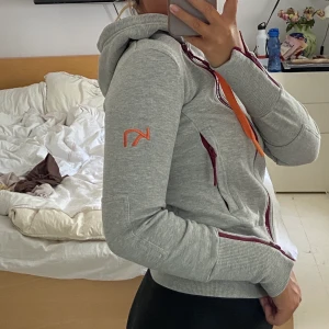 Träningströja Kari Traa - Träningströja från Kari Traa i storlek XS. Väldigt flattering passform. Knappt använd, nyskick. Smarta fickor. Hål under armhålorna. Väldigt skön. Köpt för 800+.