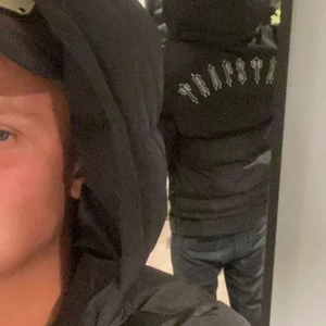 Trapstar jacka - säljer en äkta trapstar jacka Kan oxå bytas mot andra kläder Storlek XS så sitter perfekt på den som är 170 och kortare