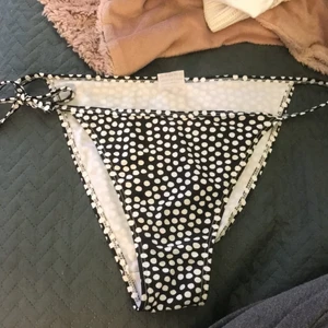 Bikiniunderdel  - Prickig bikiniunderdel i fint skick! Knytbara snören på sidorna! 