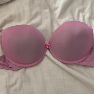 Neon rosa push up bh  - Rosa push up bh som är använd fåtal gånger och som har tappt lite av färgen. Den är i bra skick! Öppen för eget prisförslag!💕🤎