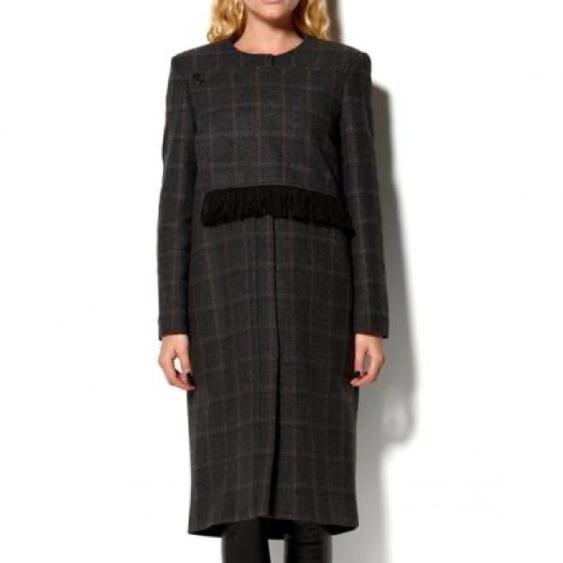 Rodebjer Connor
Varm och stilig yllekappa i tweed från Rodebjer. Kappan har dold knäppning fram samt två fickor. Baktill finns ett långt sprund med dolda knappar och ett tygstycke med fransar går från baksidan och knäpps fram över livet