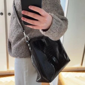 Brun väska i fakeläder - Säljer min superfina väska! Original pris: 1000 kr. Frakt tillkommer 🥰❤️