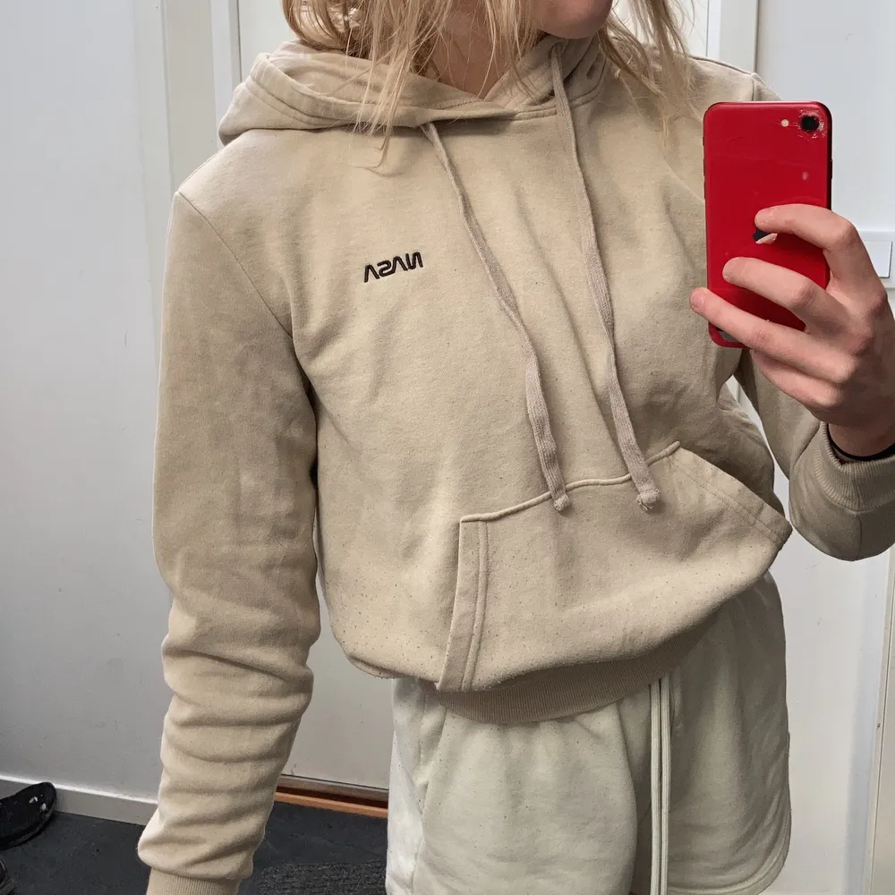 Beigh nasa hoodie från H&M, väldigt mysig och perfekt som myshoodie eller till vardags. Men har tyvärr blivit något för liten . Hoodies.