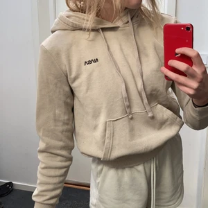 Beigh Nasa hoodie - Beigh nasa hoodie från H&M, väldigt mysig och perfekt som myshoodie eller till vardags. Men har tyvärr blivit något för liten 