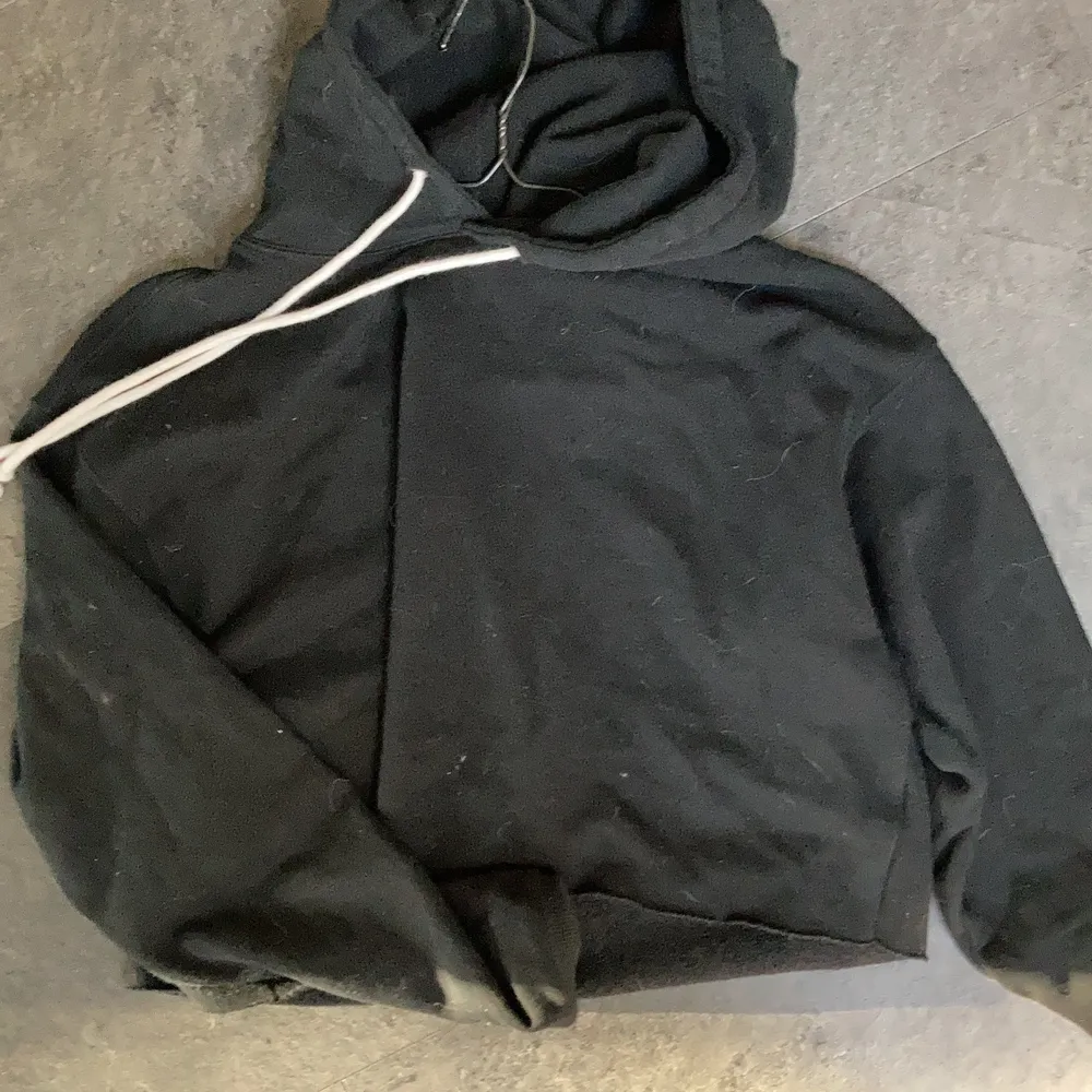 Croppad svart hoodie med vita snören från Target. Säljs då jag har andra likadana.. Hoodies.
