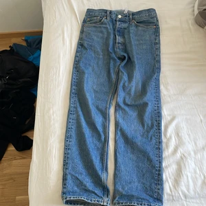 Weekday jeans - Blåa baggy weekday jeans, använda men i bra skick! Är i storlek 28/30. Köparen står för frakt! Nypris 600kr