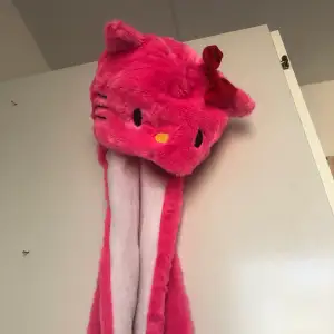 En rosa hello kitty mössa med fickor😍 