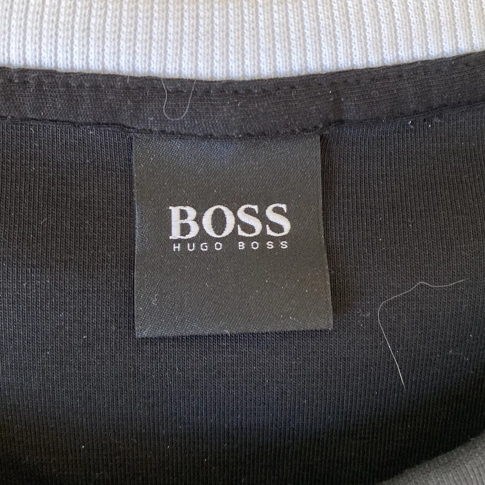 Svart tröja från Hugo boss, köptes online från johnells hemsida, storlek L herr. Knappt använd, bara hängt i garderoben, KATT FINNS I HEMMET! Gratis frakt. Tröjor & Koftor.