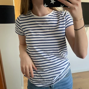 Jättefin t-shirt - Säljer denna jättefina marinblå randiga t-shirten 🤩 frakt tillkommer 💘💘💘  