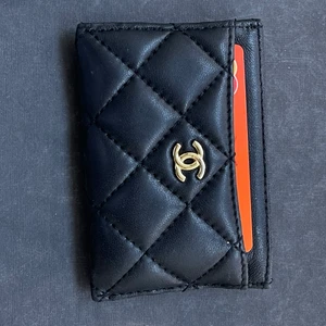 Chanel korthållare  - Äkta Chanel-korthållare.  Har använts i 10+ år.  Jag köpte den begagnad för 7999kr för fem år sedan.  Lammskinn men det känsliga lädret började visa åren av användning.