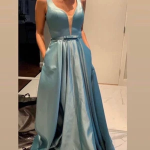 Klänning - En klänning inför balen eller någon nära släkting. Klänningen är som ny använd engång bra skick ✅  klänningen är ren och hel 