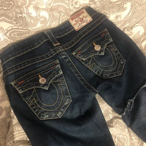 true religion jeans - skitsnygga true religion jeans som är omsydda till patchwork, dags att sälja vidare då det inte är min stil längre, skriv om du vill ha bättre bilder!!