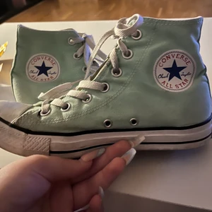 Converse - SKORNA FINNS KVAR SÅLÄNGE ANNONSEN ÄR UPPE!!Mintgröna converse i storlek 37.5 😍 lite defekter där bak (bild 3) men märks inte när man har på sig dom!! 