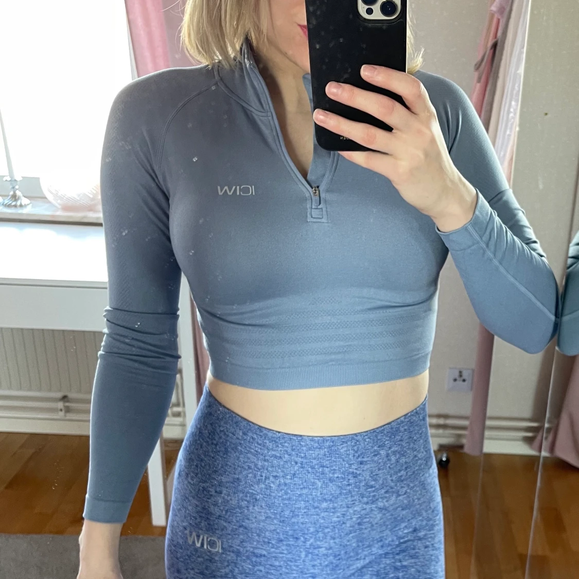 Icaniwil zip crop top