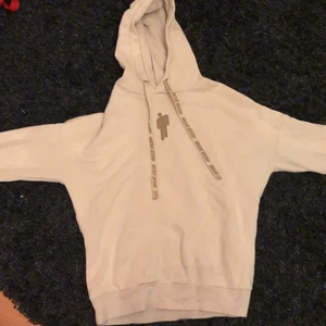 Billie Eilish hoodie - En Billie Eilish hoodie i storlek xs. Köpt på H&M divided.
