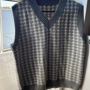 Stickad väst - Fick denna i present. Endast använd 2 gånger då det inte är min stil, men väldigt fin, inte för oversized och Passar hur bra som helst i alla storlekar.