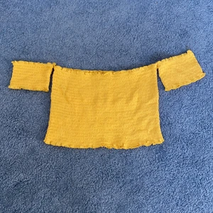 Gul off-shoulder topp - Gul off-shoulder topp från Forever21, aldrig använd och prislappen sitter kvar! Storlek M men beror på byst-storleken såklart💕
