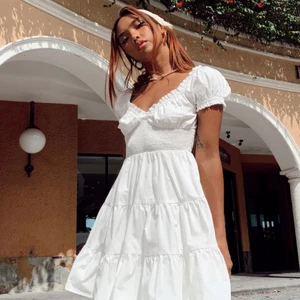 Vit klänning från Princess polly!  - Helt ny klänning från Princess Polly i modellen Daniela. Lapparna finns kvar. Storleken är US 6 vilket motsvarar 36-38. Perfekt till studenten eller skolavslutningen! Säljes då jag hittat en annan. Kan returnera den men tänkte kolla om det finns någon som vill köpa den först. Säljes därför för 400 kr. Kan skickas eller hämtas i Mölnlycke eller Borås. 