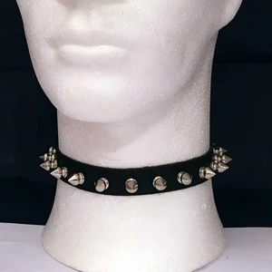 Nitchoker - Punkigt coolt! Den är 37cm lång och reglerbar så den ska passa de allra flesta. Frakten går på 66 och jag samfraktar självklart om du köper flera grejer. ☺️