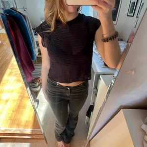 Mesh tröja - Säljer denna supersöta randiga ish ”mesh” tröja ifrån & Otter stories. Älskar denna då den är superfin till fest men funkar också till vardags. Kan kanske sänka pris, kom med förslag💕