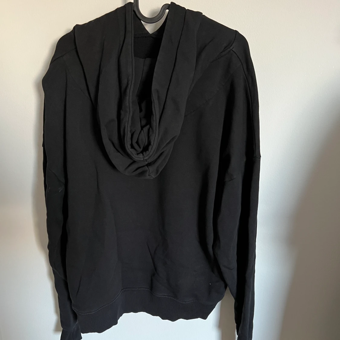 Svart hoddie m tryck  - 90