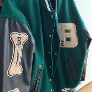 Aelfriceden Jacka S - Säljer min Aelfric jacka som jag köpte förra året eftersom den inte kommer till användning! Storlek S- brukar vanligtvis ha XS men den sitter finare med S!