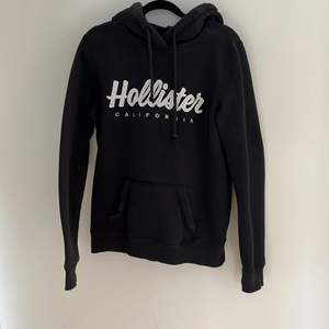 Svart Hollister hoodie i en gammal modell. Använd till viss del men inte speciellt många gånger. 